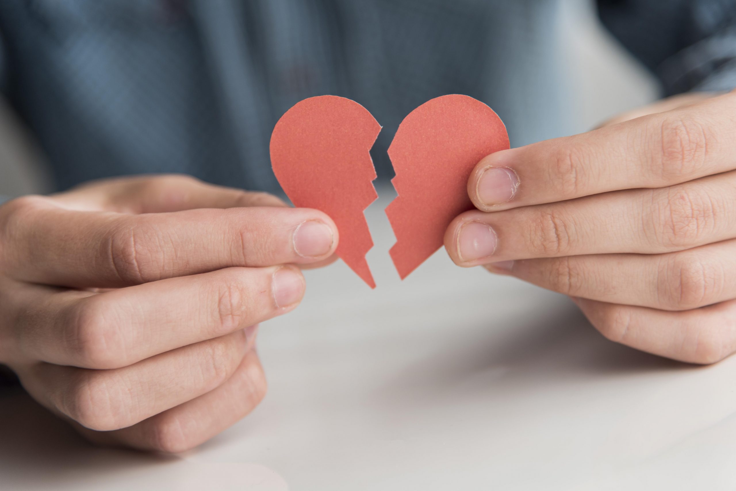 Cómo lidiar con los corazones rotos – Con los consejos de una pareja que ha pasado por ello